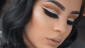 Glitter cut crease