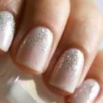 gel-unghie-color-nude-con-glitter-argento