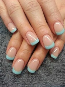 manicure-nude-e-azzurro