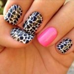 nail-art-maculata-con-unghia-rosa