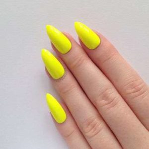 nail art giallo base