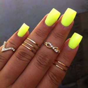 nail art giallo base