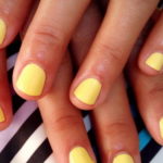 nail art giallo base