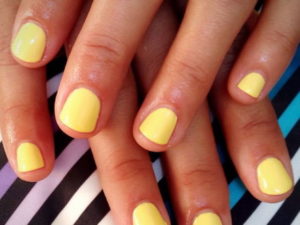 nail art giallo base